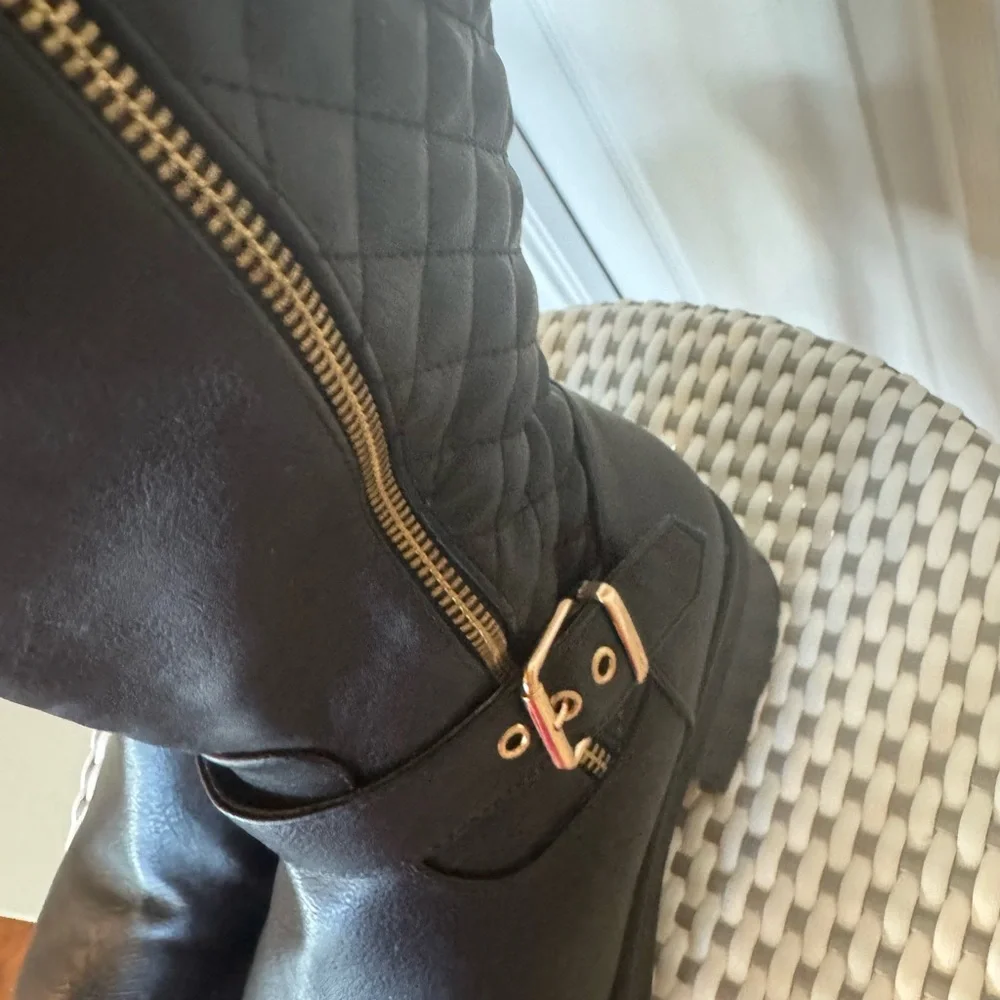 Comfortable classic black boot with gold hardware sz 7.5 - Picture 5 of 16